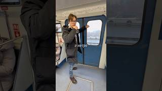 В ПОЕЗДЕ метро ПОШЁЛ СНЕГ??? #metro #москва #поезд #метро #поездаметро #зима