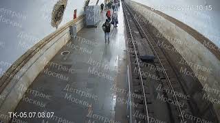 В Москве мужчина толкнул под поезд подростка