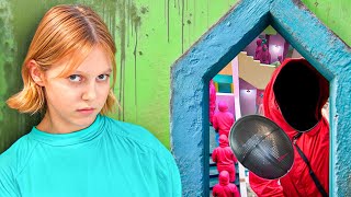 НЕ ОТКРЫВАЙ ОХРАННИКУ в 3часа ночи! Игра в Кальмара