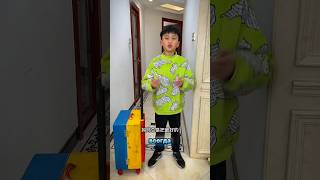 Макс сделал потрясающий чемодан для своей мамы своими руками 😂