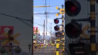 Поезд. ЖД переезд и шлагбаум в Японии #shorts
