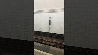 светофор посреди станции метро!?почему так? можно же в туннеле...