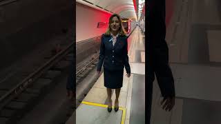 Просьба освободить вагоны! #shortsmetro #izmetro #изметро #девушка #машинист #мосметро