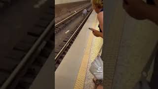 В Минске на станции метро Октябрьская упал человек.