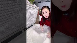 Aijing&#39;s white freezer frosty &amp; chunk eating ASMR is so satisfying